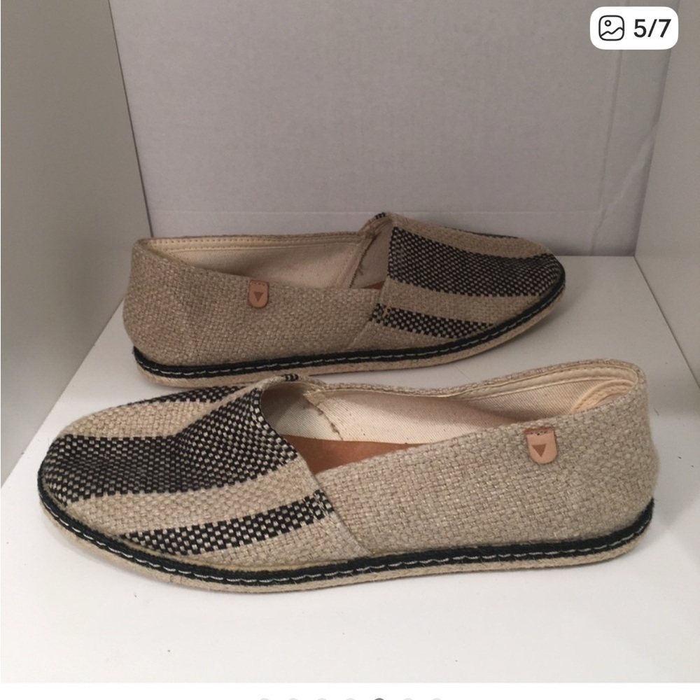 Eric Michael Womens  Beige and Black Loafers Size 38 SB-E - Picture 5 of 8